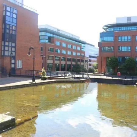 게스트하우스 Double In A Cozy Shared Apartment, Custom House Harbour