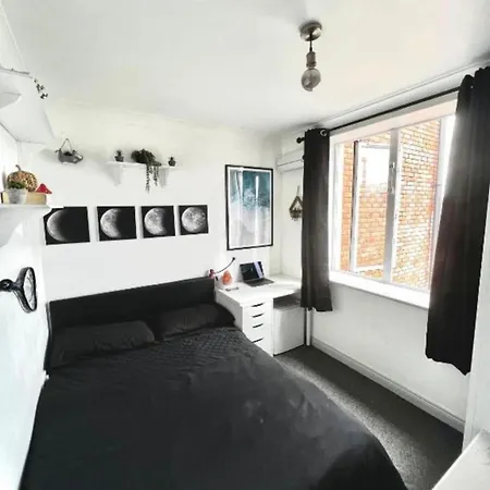 Double In A Cozy Shared Apartment, Custom House Harbour Pensionat *