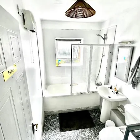 게스트하우스 Double In A Cozy Shared Apartment, Custom House Harbour *