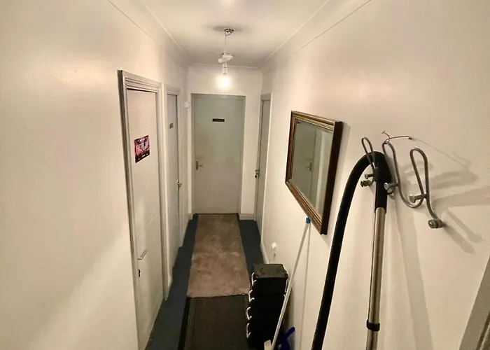 Guest house Double In A Cozy Shared Apartment, Custom House Harbour