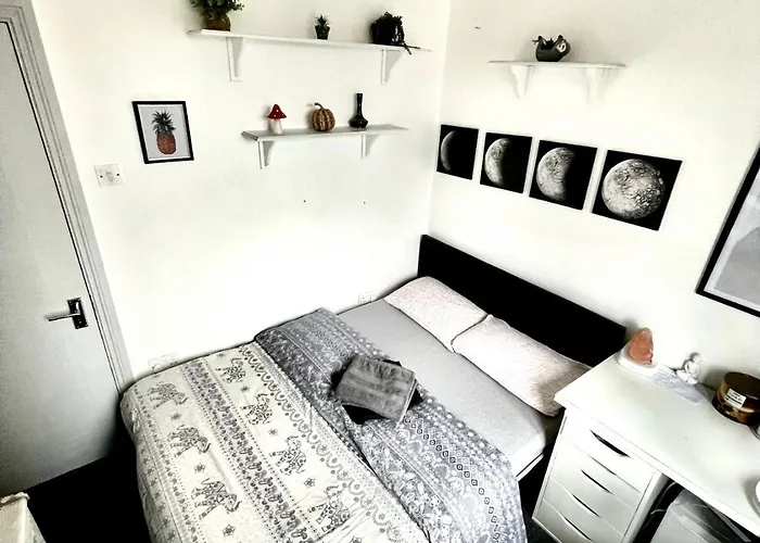 Guest house Double In A Cozy Shared Apartment, Custom House Harbour Dublin