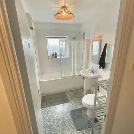 Double In A Cozy Shared Apartment, Custom House Harbour 게스트하우스 더블린