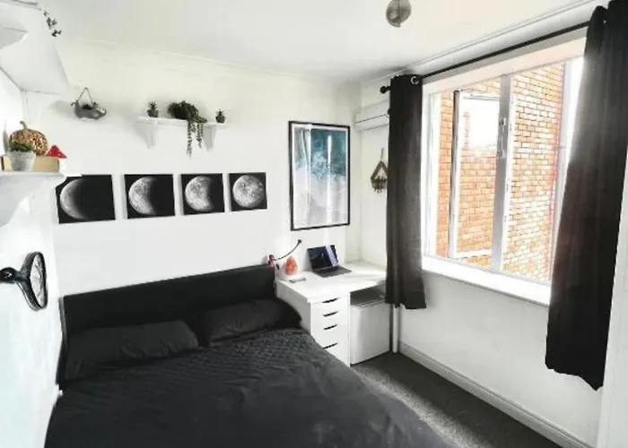 Double In A Cozy Shared Apartment, Custom House Harbour 招待所 *