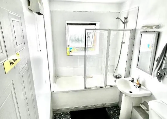 招待所 Double In A Cozy Shared Apartment, Custom House Harbour *